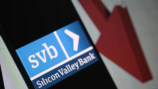 SVB (Silicone Valley Bank) logosu ve arka planda aşağı doğru ok grafiği. Jakarta - 21 Mart 2023.