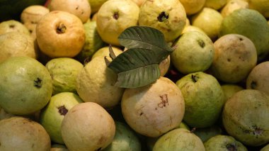 Guava meyvesi bir meyve dükkanında.