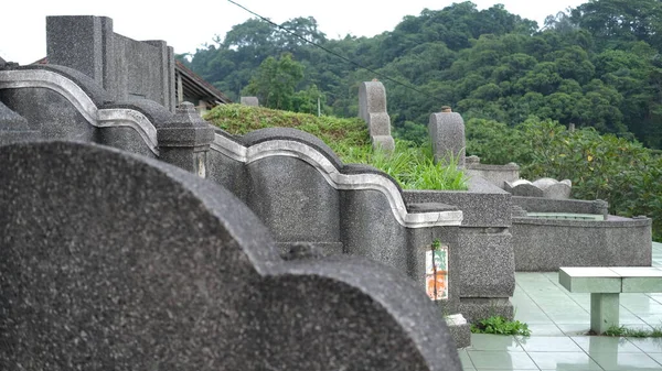 Cheng Beng Atalarımızın Mezarında Dua — Stok fotoğraf