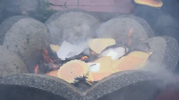 Bruciare Carta Joss Gli Antenati Alla Celebrazione Cheng Beng Tradizione — Video Stock