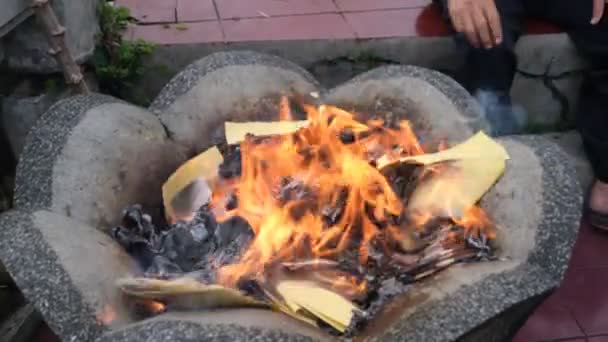 Bruciare Carta Joss Gli Antenati Alla Celebrazione Cheng Beng Tradizione — Video Stock