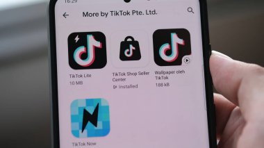 Android akıllı telefonundaki Tik Tok uygulamaları. Jakarta, 28 Mart 2023.