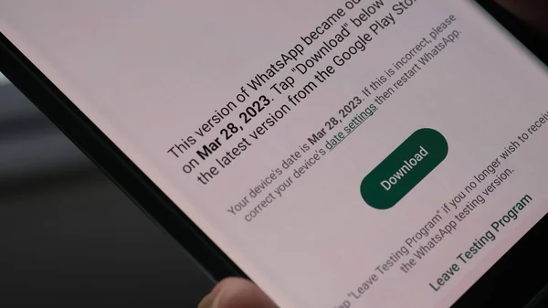 Beta sürümü için Android telefonundaki WhatsApp güncellemesi uyarısı. Jakarta, 28 Mart 2023.