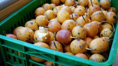 Yeşil plastik sepette taze tutku meyvesi