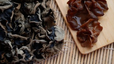 Auricularia politricha ya da Bulut kulak mantarı, kuru ve bir kasede suya batırılmış. Bakji mantarı.