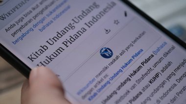 Wikipedia web sitesindeki KUHP ya da Endonezya Hukuku akıllı telefondan. Jakarta, 18 Haziran 2023.