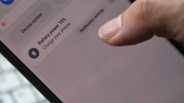 Akıllı telefon ekranında batarya azaldı. Jakarta, 18 Haziran 2023.