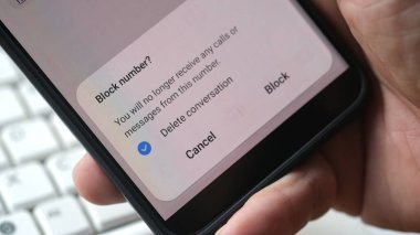 Android akıllı telefonundaki blok numarası iletiyi numaralandırmak için. Jakarta, 22 Nisan 2023.