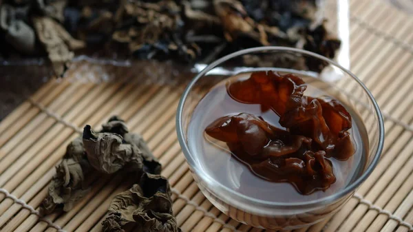 多毛藻或云耳蘑菇 浸泡在水碗中 Bakji蘑菇 — 图库照片