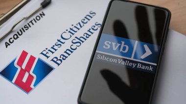 Silikon Vadisi Bankası 'nın satın alma kağıtlarında el gölgeleri var. Edinim illüstrasyonu. Jakarta, 28 Mart 2023.