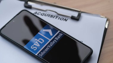 Silikon Vadisi Bankası 'nın satın alma kağıtlarında el gölgeleri var. Edinim illüstrasyonu. Jakarta, 28 Mart 2023.