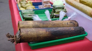Lemang Tapai Ramazan 'da geleneksel bir yemektir. Yapışkan pirinç bambunun içine yerleştirilir ve yakılır. Endonezya yemekleri.