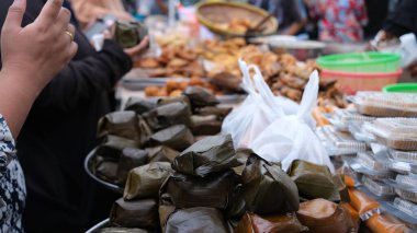 İnsanlar iftardan önce yemek, Ramazan sokak yemeği alacaklar. Rawamangun Pazarı, 28 Mart 2023.