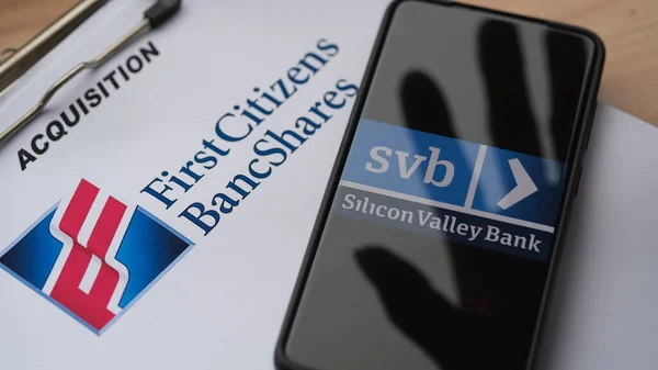 Silikon Vadisi Bankası 'nın satın alma kağıtlarında el gölgeleri var. Edinim illüstrasyonu. Jakarta, 28 Mart 2023.