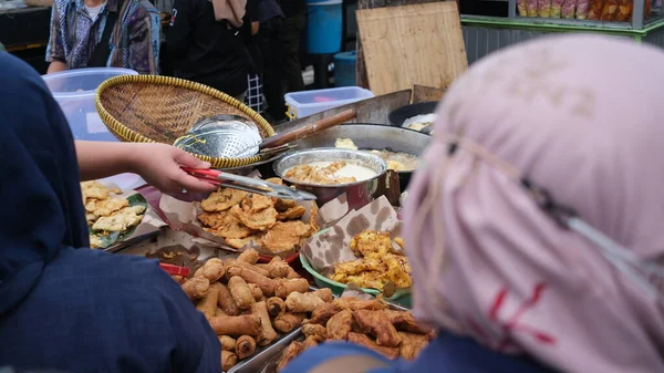 Ludzie Kupują Jedzenie Przed Iftarem Jedzenie Ulicy Ramadan Targ Rawamangun — Zdjęcie stockowe