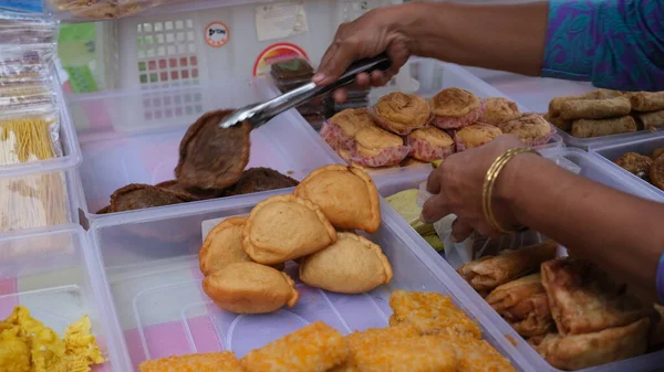 Gente Compra Comida Antes Iftar Comida Callejera Ramadán Mercado Rawamangun —  Fotos de Stock