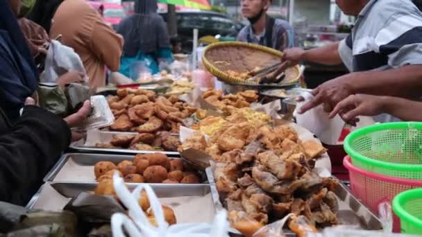 Gente Compra Comida Antes Iftar Comida Callejera Ramadán Mercado Rawamangun — Vídeos de Stock