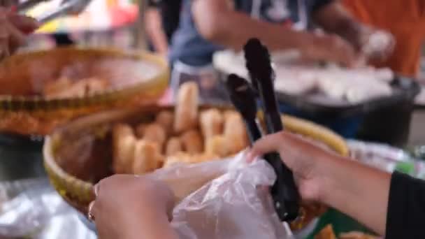 Люди Покупают Еду Перед Ифтаром Уличной Едой Рамадана Рынок Равамангун — стоковое видео