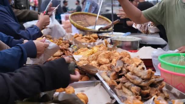 Gente Compra Comida Antes Iftar Comida Callejera Ramadán Mercado Rawamangun — Vídeos de Stock
