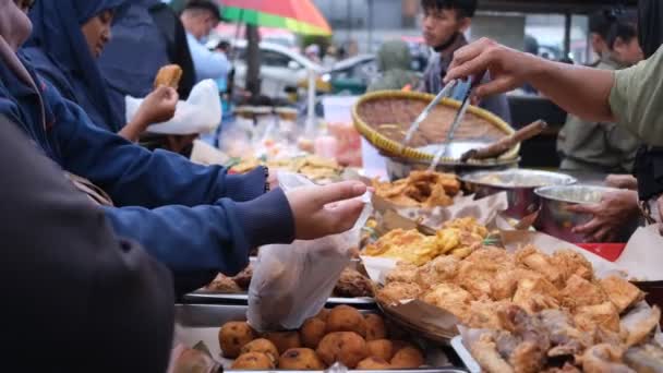 Mensen Voedsel Kopen Voor Iftar Ramadan Straatvoedsel Rawamangun Market Maart — Stockvideo
