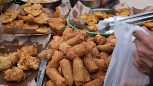 Mensen Voedsel Kopen Voor Iftar Ramadan Straatvoedsel Rawamangun Markt — Stockvideo