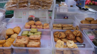 İnsanlar iftardan önce yemek, Ramazan sokak yemeği alacaklar. Rawamangun Pazarı, 28 Mart 2023.