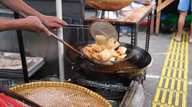 Takjil veya iftar yemeği olarak çeşitli kızarmış yiyecekler ve kue basah jadanan pasar (tatlı). Menü berbuka puasa - sokak yemeği. 