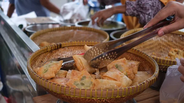 人们在吃花蜜前就去买食物 斋月大街上的食物 Rawamangun Market March 2023 — 图库照片