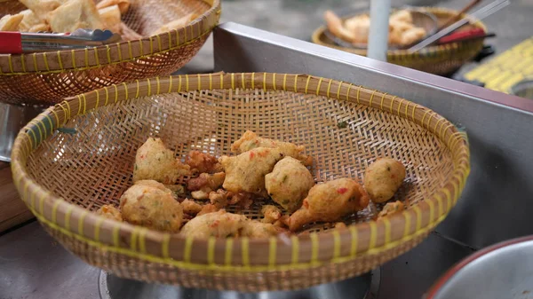 Verschiedene Frittierte Speisen Und Kue Basah Jajanan Pasar Dessert Als — Stockfoto