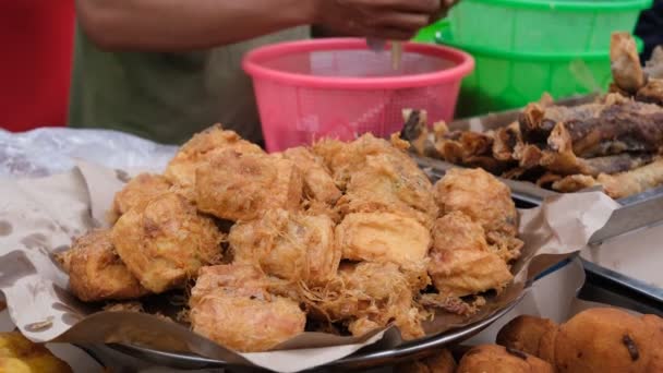 Mensen Voedsel Kopen Voor Iftar Ramadan Straatvoedsel Rawamangun Market Maart — Stockvideo