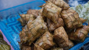 Yerel müslümanlar iftar, helal besin satıyorlar. Lemang Ketupat oruç ayı boyunca Ramazan sokak pazarında.