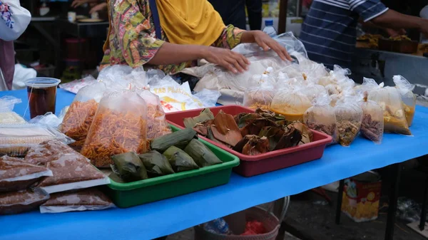 Люди Покупают Еду Перед Ифтаром Уличной Едой Рамадана Рынок Равамангун — стоковое фото