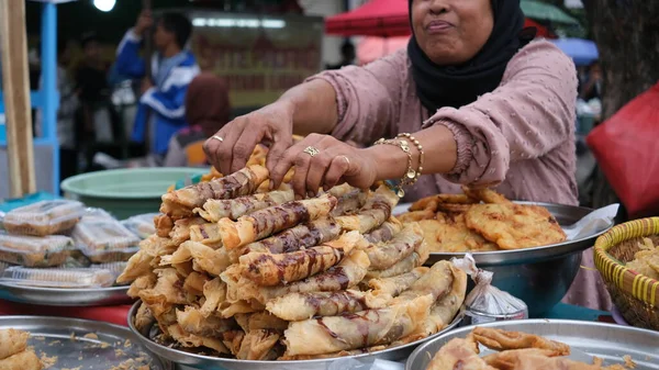 Ludzie Kupują Jedzenie Przed Iftarem Jedzenie Ulicy Ramadan Targ Rawamangun — Zdjęcie stockowe