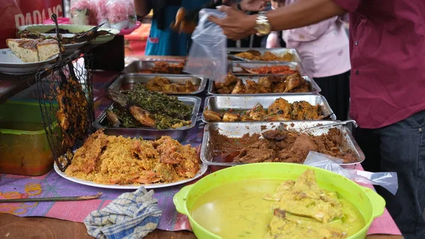 사람들은 라마단 음식인 Iftar 음식을 갑니다 Rawamangun Market 2023 — 스톡 사진