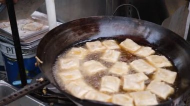 İftar menüsü için tofu martabak kızartıyorum. Sokak yemekleri satıcısı..