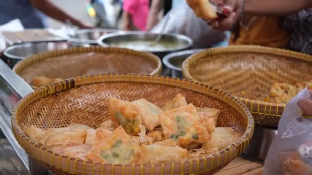 Nsanlar Iftardan Önce Yemek Ramazan Sokak Yemeği Alacaklar Rawamangun Pazarı — Stok video