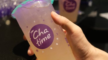 Chatime buzlu çayını tutarken. Jakarta, 29 Mart 2023.