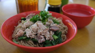 Bir kase doğranmış tavuk taze soğanlı noddle..