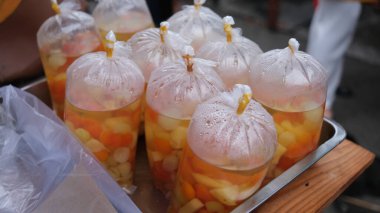 Rawamangun Ramazan sokak yemeklerinde iftar için karışık meyve buzu..