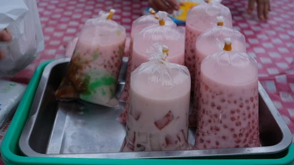 Rawamangun Ramadan街的冰绿果冻和Sagu Mutiara为Iftar提供食物 — 图库照片