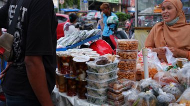 Ramazan Caddesi 'ndeki gıda pazarında iftar için tatlı satanlar (takjil) ve çeşitli taze meyve suları. Rawamangun Pazarı, 4 Nisan 2023.
