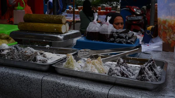 사람들은 라마단 거리의 시장에서 저녁에 타르를 디저트 Rawamangun Market April — 스톡 사진