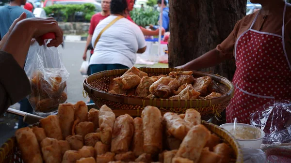 Emberek Vadásznak Desszert Takjil Iftar Este Ramadan Utcai Élelmiszerpiacon Rawamangun — Stock Fotó