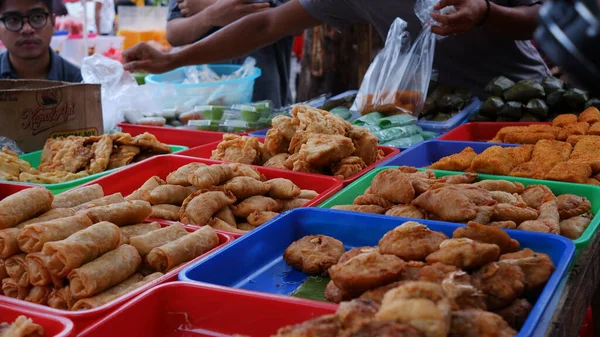 Ludzie Polujący Deser Takjil Dla Iftar Godzinach Wieczornych Rynku Żywności — Zdjęcie stockowe