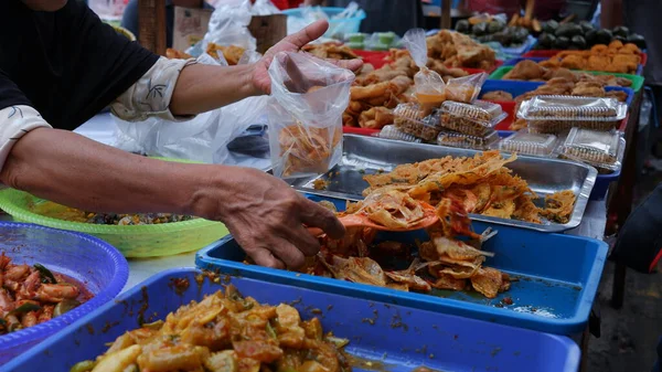 Ludzie Polujący Deser Takjil Dla Iftar Godzinach Wieczornych Rynku Żywności — Zdjęcie stockowe