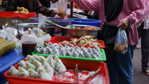 在斋月街食品市场 人们在晚上猎食伊夫塔的甜品 Takjil Rawamangun Market April 2023 — 图库照片