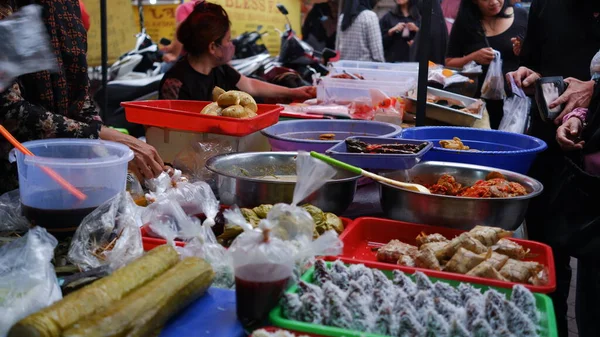 Pessoas Caçando Sobremesa Takjil Para Iftar Noite Mercado Comida Rua — Fotografia de Stock
