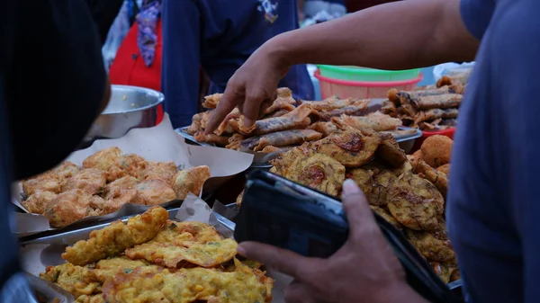 Pessoas Caçando Sobremesa Takjil Para Iftar Noite Mercado Comida Rua — Fotografia de Stock
