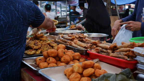 People Hunting Dessert Takjil Iftar Evening Ramadan Street Food Market — Stock Photo, Image