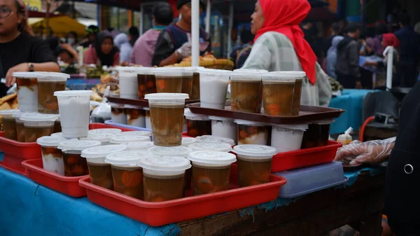 Sprzedawcy Deserów Takjil Różnych Świeżych Soków Owocowych Dla Iftar Rynku — Zdjęcie stockowe